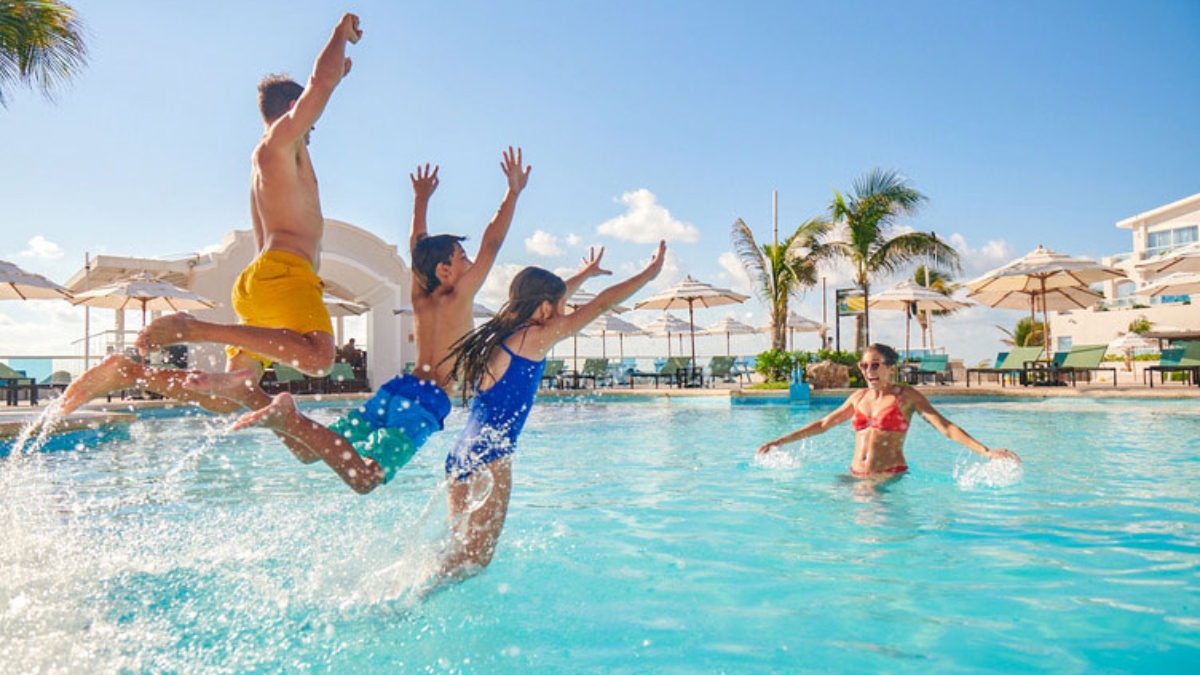 Kids playing in the pool at Wyndham Altra Cancun Hotel