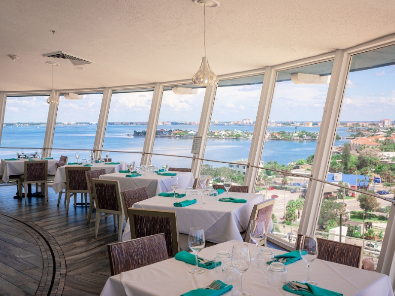 Restaurant Spinners Rooftop Grille