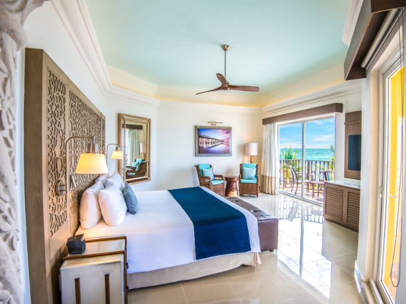 Master One Bedroom Premium Suite Oceanfront Bedroom