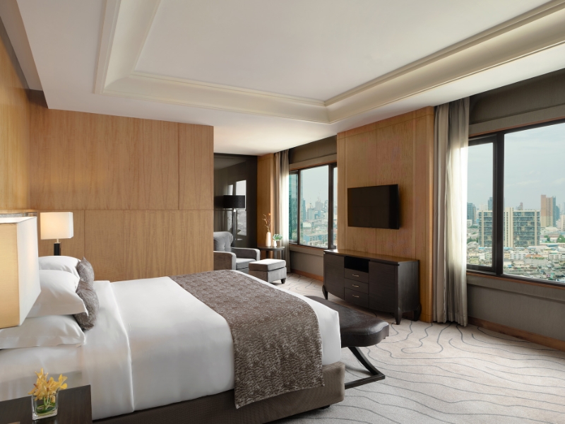 Guest Room Presidential Suite King Bed Window