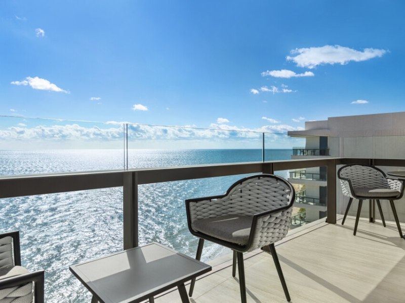 Ocean Front Corner One King Bed Guestroom