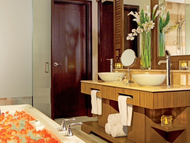 All Junior Suites Bathroom