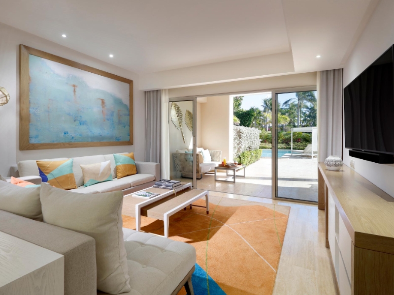 Master Corner Suite living