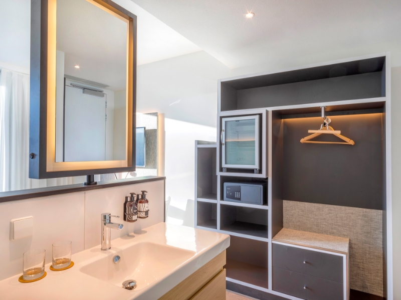 The Innside Guestroom Bathroom