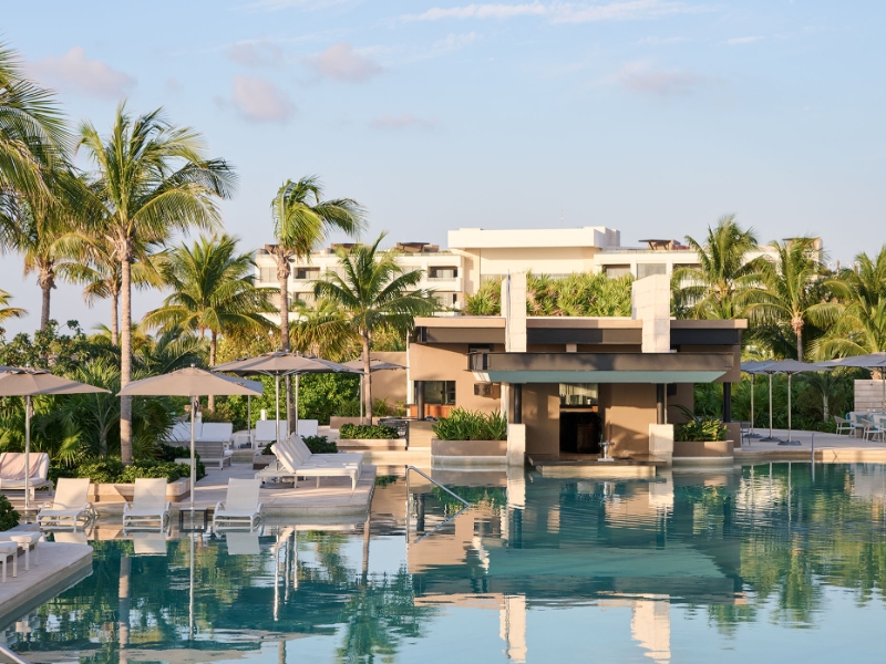 Pool Limon and Sal Swim Up