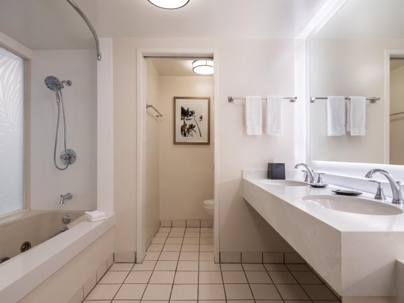 Ainahau Tower Corner Jr Suite Bathroom