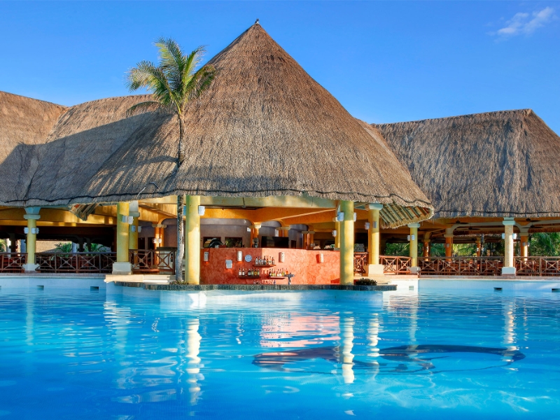Gran Azul Swim Up Bar