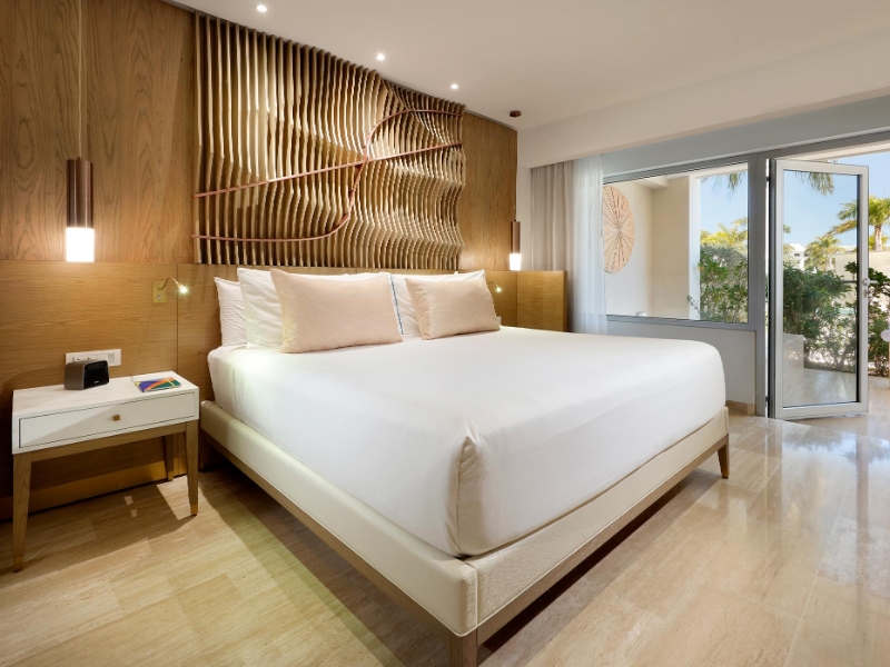 Master Suite Swim Up bedroom