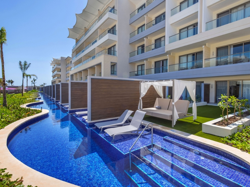 Junior Suite Swim Out Queen