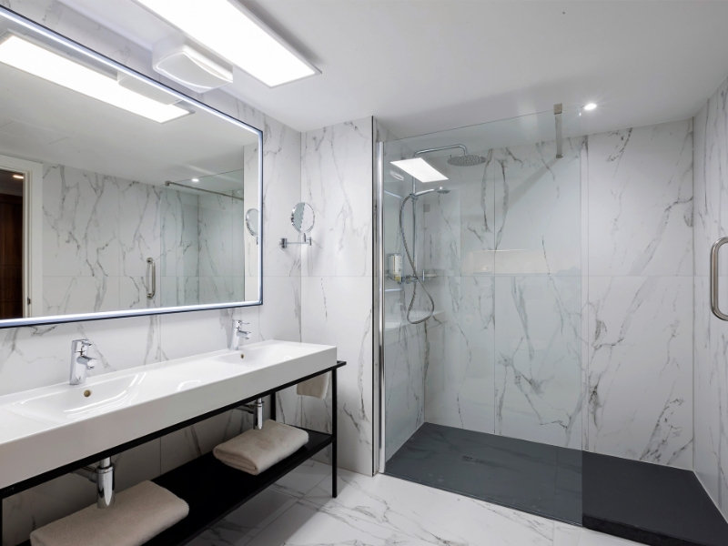 Deluxe Family Room Bathroom