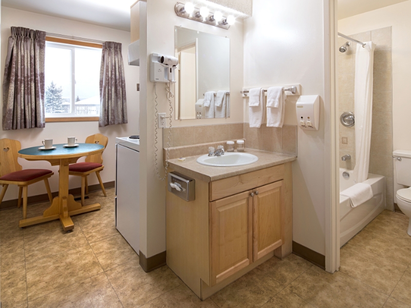 Standard Room 1Queen 1Twin Kitchen