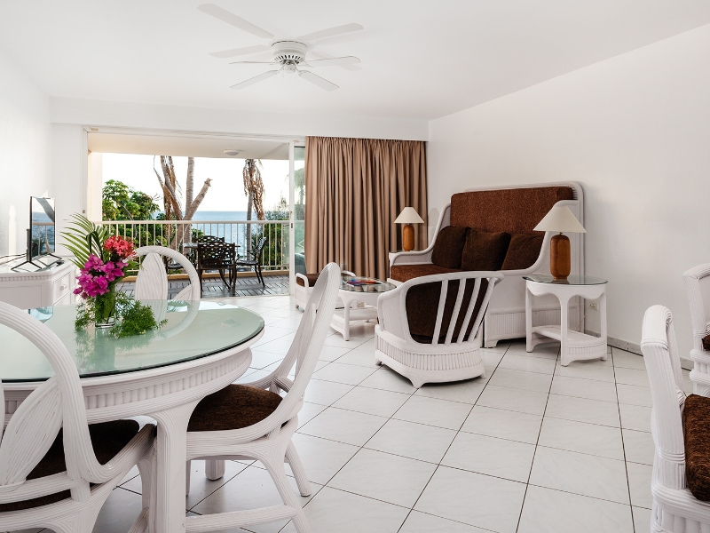 1 Bedroom Suite Lagoon Ocean View Living area