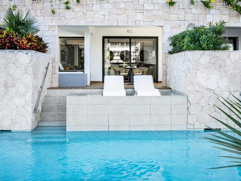 Majestic Junior Suite Swim Up