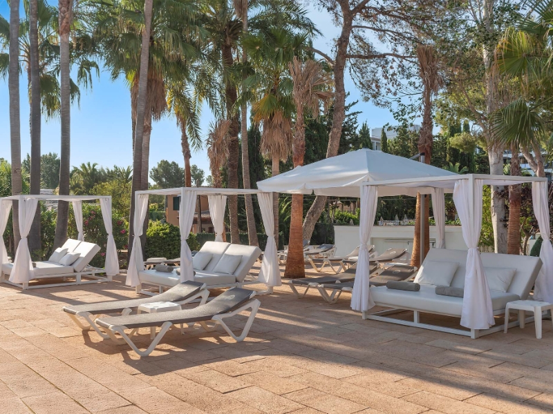 Pool Lounges
