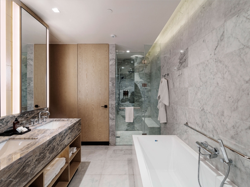 Deluxe Queen Bathroom