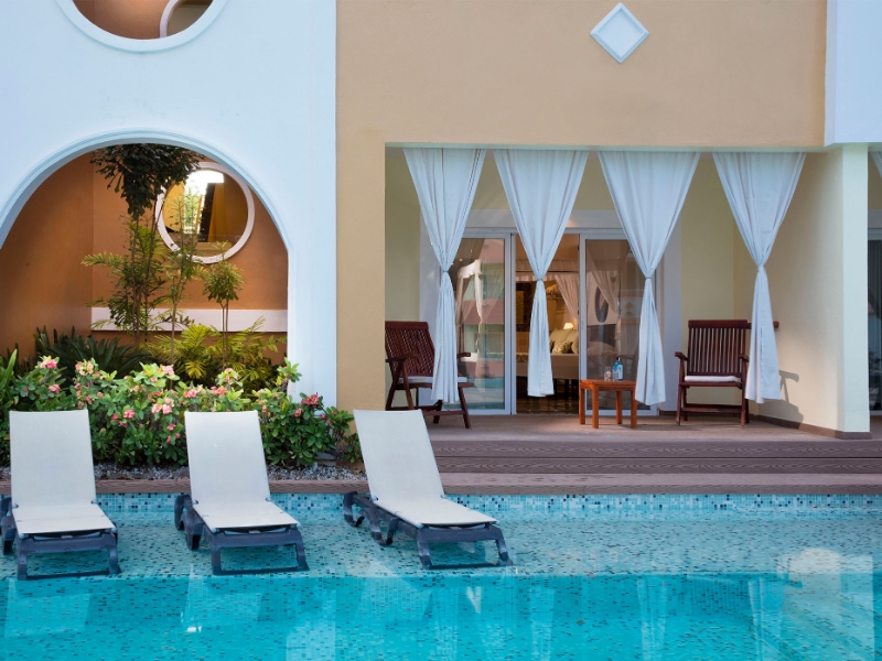 Swim Up Room