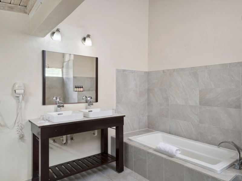 Royal Palm Beachfront Bathroom