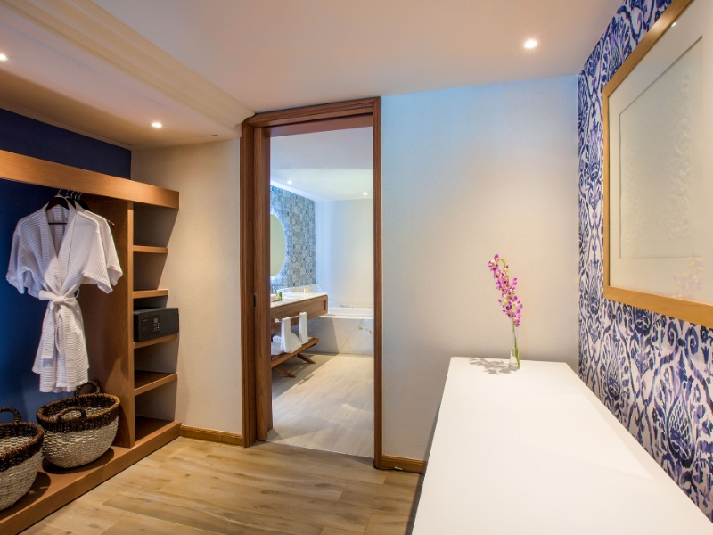 Junior Suite Swim out Bathroom