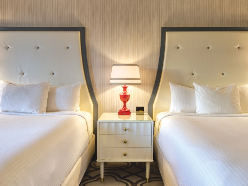 Burgundy Room Eiffel View