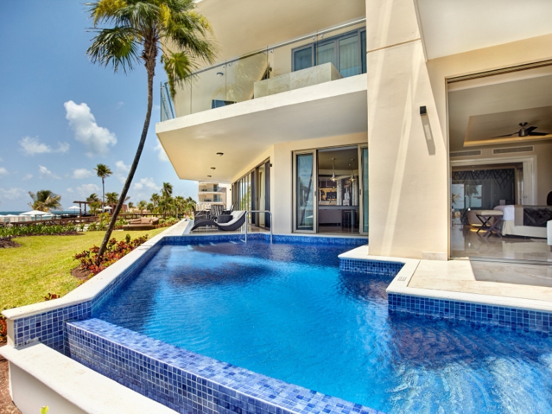 Luxury Chairman Suite with Swimout