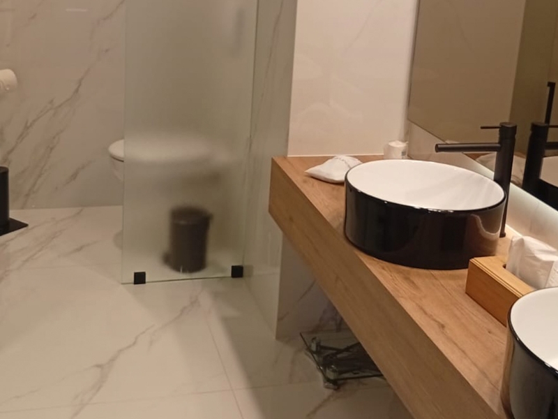 Suite Bathroom