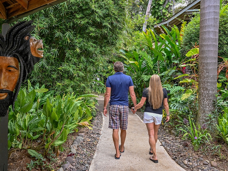 Hotel Grounds couple
