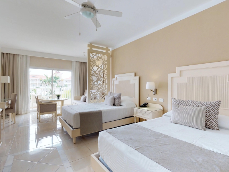 Deluxe Castel Front Room