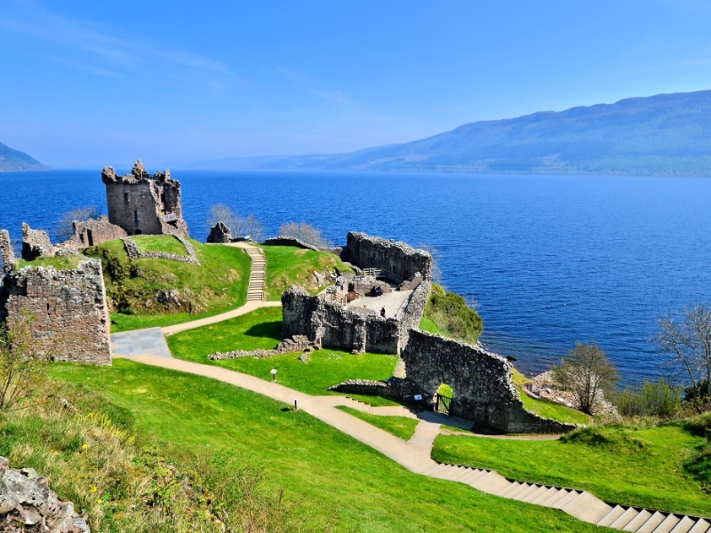 Urquhart ruins Loch Ness