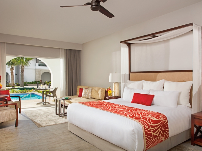 Preferred Club Deluxe Swim Up King Bed