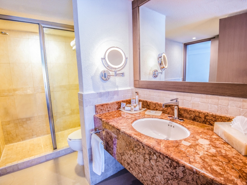 Junior Suite Oceanfront Bathroom
