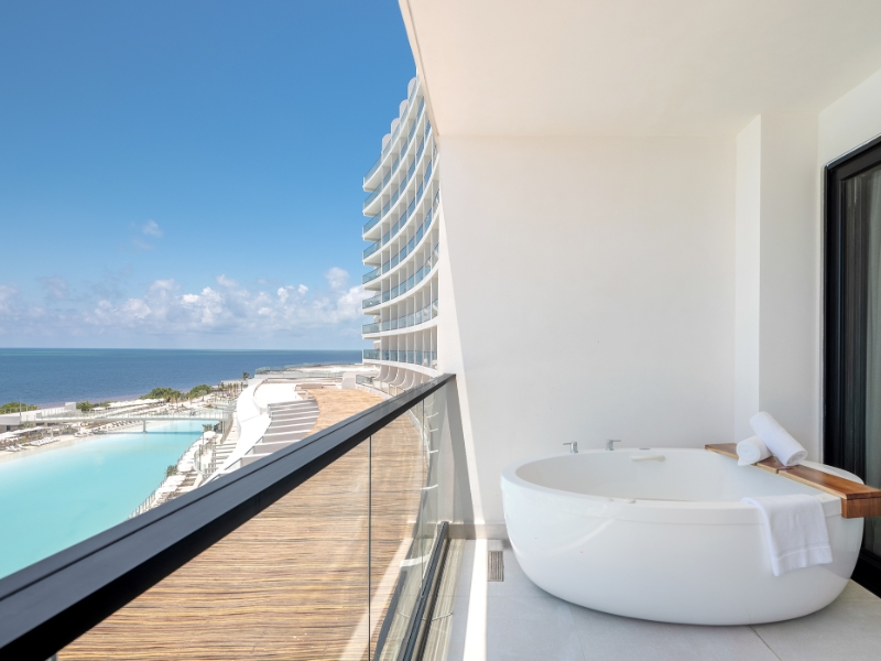 Oceanfront Queen Room3