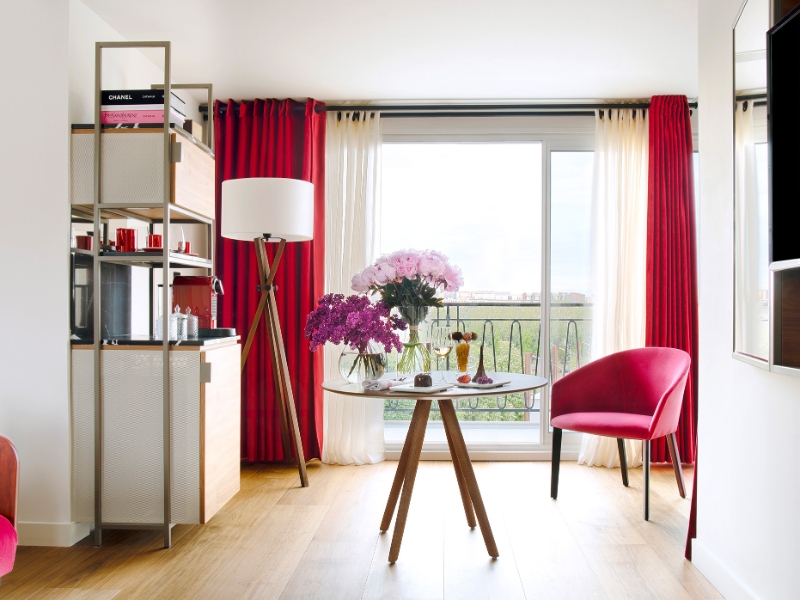 Grand Suite with Balcony Living