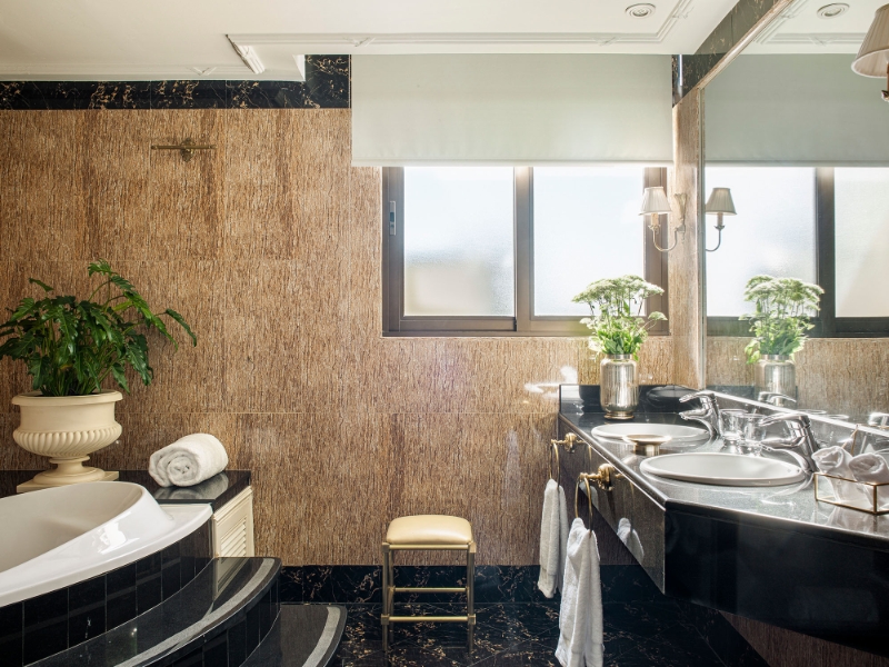 Presidential Suite Red Level Bathroom