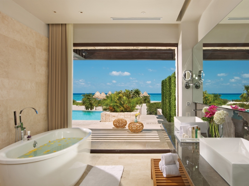 Preferred Club Presidential Suite Ocean Front Bathroom