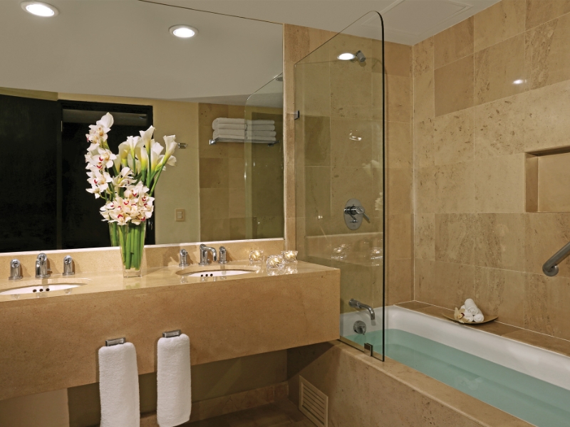 Deluxe bathroom with bathtub and two sinks