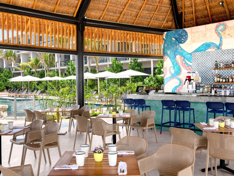 Dining Pool Bar