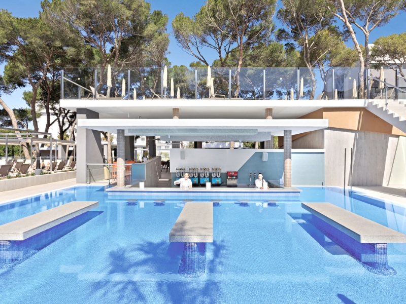 Swim up bar