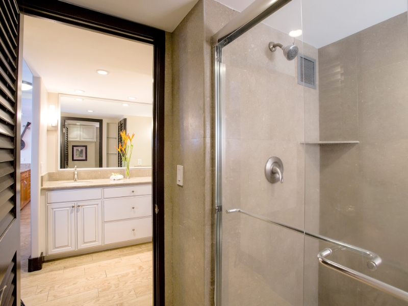 One Bedroom Oceanfront Premium Bathroom