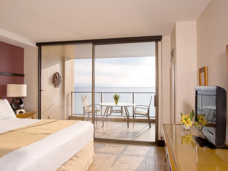 One Bedroom Oceanfront Premium Bedroom