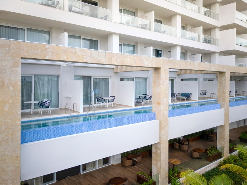 Preferred Club Deluxe Swim Out King