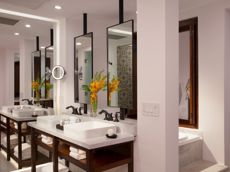 Junior Suite One Bedroom Suite Oceanfront Bathroom