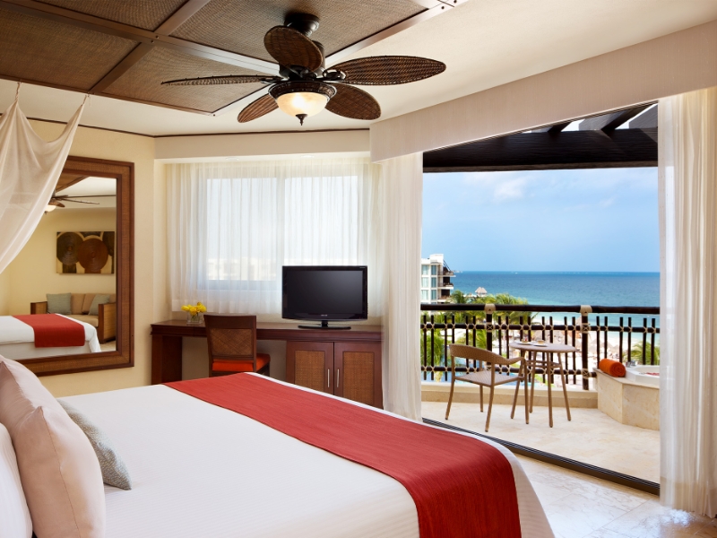 Single king bed Family Suite with partial ocean view balcony with hot tub