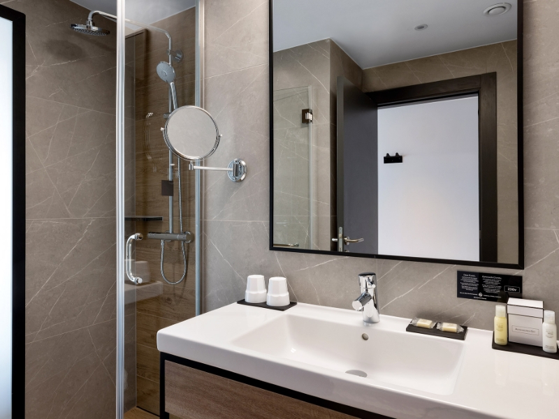 Deluxe Full Bed bathroom