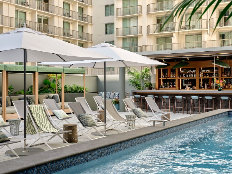 Pool & Bar Horizontal