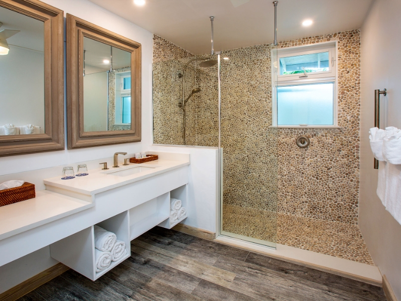 Deluxe Beachfront Room Bathroom