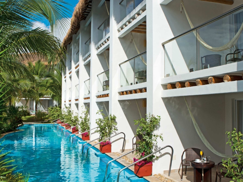 Junior Suite Swim Up Pool View