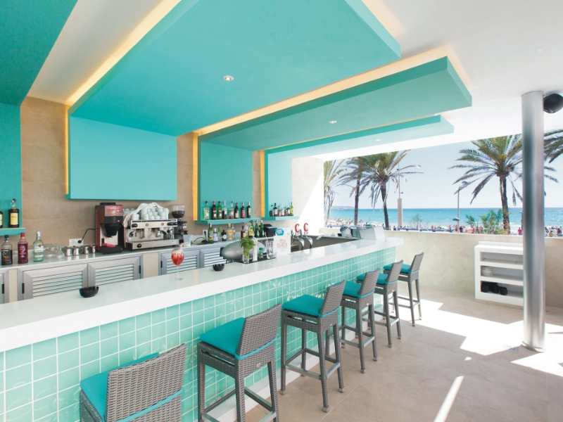 Poolside snackbar