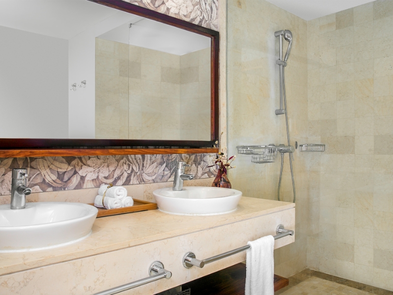 Deluxe Room Bathrooms