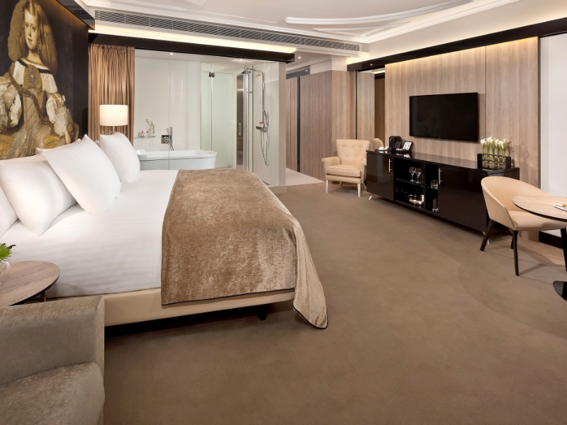 Deluxe Red Level Room